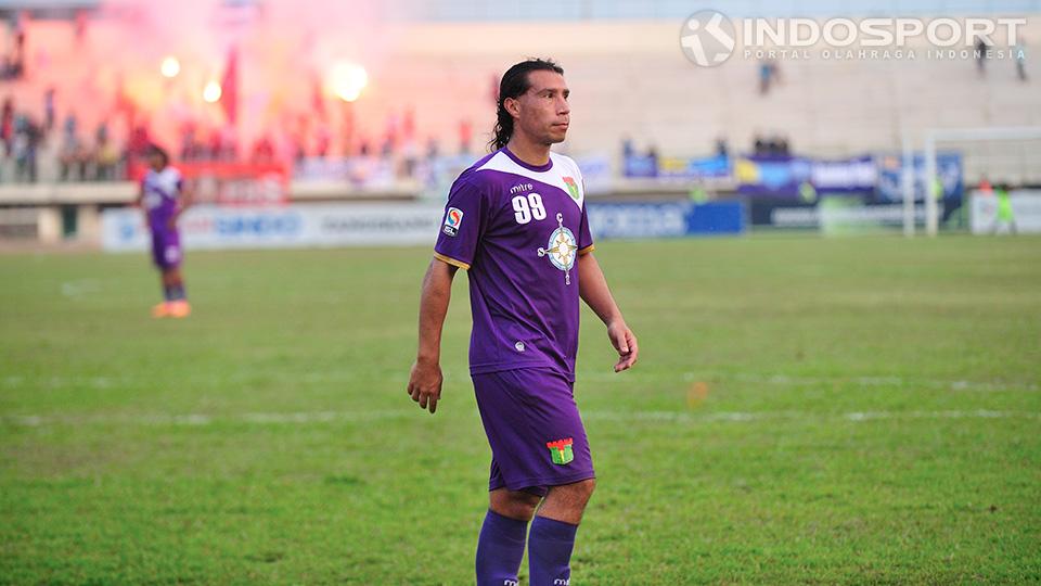 Christian Carrasco dari Persita berjalan pelan setelah timnya menelan kekalahan dari PBR pada pertandingan di stadion Singaperbangsa, Karawang, Jumat (05/09/14).